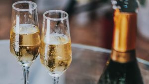 Ein Sekt am Morgen (Mittag und Abend) vertreibt Kummer und Sorgen! 13 Tweets, die das (mehr oder weniger) beweisen!