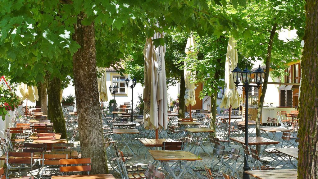 Im Biergarten bei einem kühlen Bier und schön viel Schatten. So lässt es sich aktuell am besten aushalten. Wir haben die besten Tweets dazu.