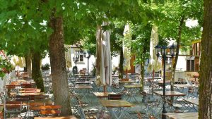 Keine Termine und (leicht) einen sitzen: Entspannte Tweets aus dem Biergarten