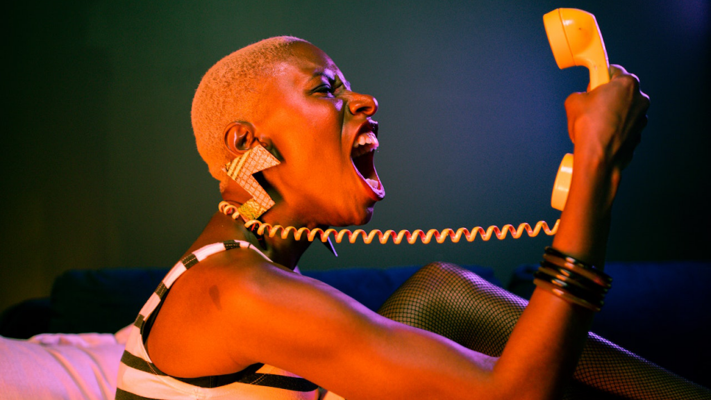 Im Bus oder der Bahn laut mit dem Handy telefonieren treibt regelmäßig Mitfahrende zur Verzweiflung. Auf Twitter finden sich die witzigsten Beispiele: