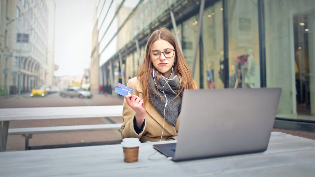 Vom Warenkorb direkt vor die Haustüre: Online-Shopping ist einfach, von überall machbar und das Angebot ist riesig. Das ist aber auch das Gefährliche daran und Online-Shopping kann schnell ausarten.