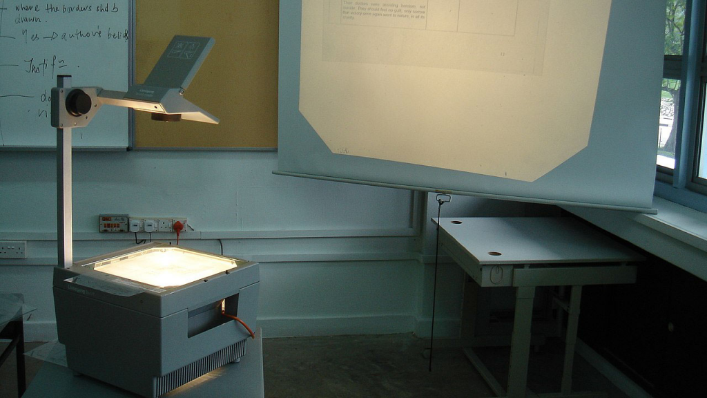 Der Dinosaurier im Unterricht: 10 hochmoderne Tweets zum Overheadprojektor