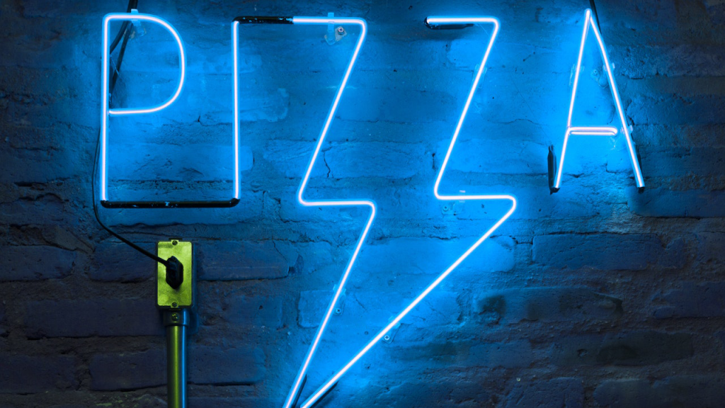 Pizza gibt es in wirklich jeder Geschmacksrichtung: von der klassischen Margerita, über die umstrittene Pizza Hawaii bis zur experimentellen Schokoladenpizza von Dr. Oetker. Zwar gibt es zu dem Belag sehr unterschiedliche Ansichten und Präferenzen, aber kaum jemand kann bei einer Pizza "Nein" sagen. Die folgenden 15 Tweets feiern das beliebte italienische Gericht: