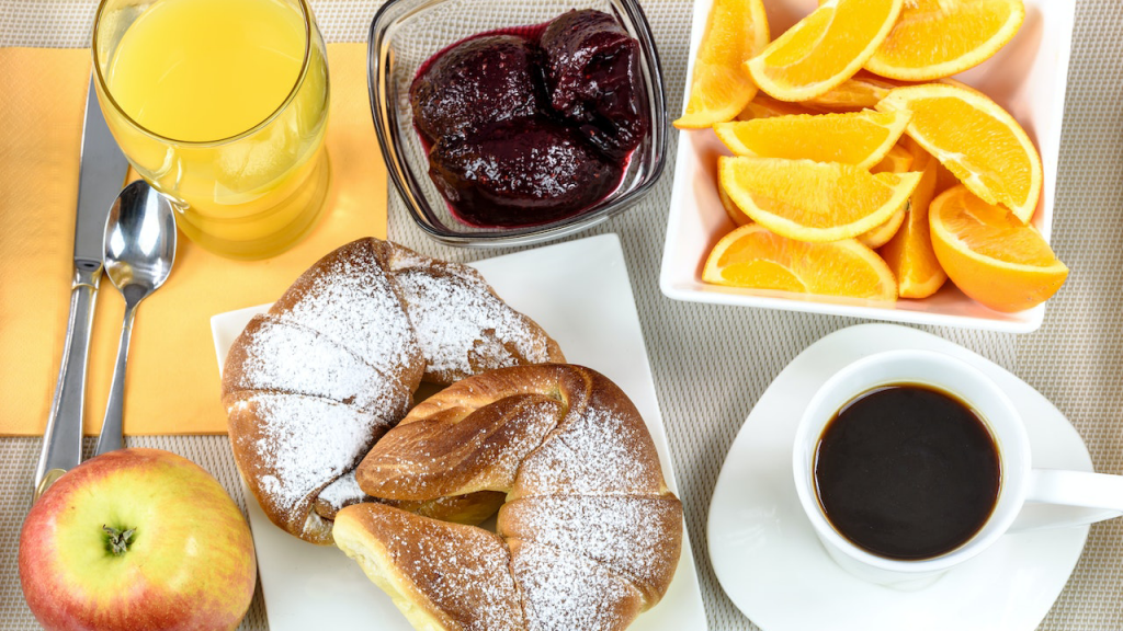 Frühstück ist nicht für jeden der Start in den Tag, aber wer sich morgens die Zeit dafür nimmt, bleibt meistens bei den Klassikern Brot mit süßem oder auch mal salzigem Belag oder Müsli.