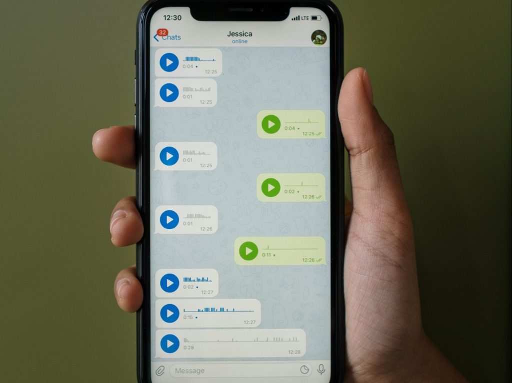 Ein Handy, auf dem ein WhatsApp Chat mit nur Sprachnachrichten zu sehen ist.