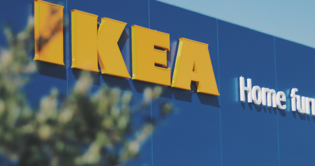 Eine Außenaufnahme von einem schwedischen Möbelhaus mit dem Namen IKEA.