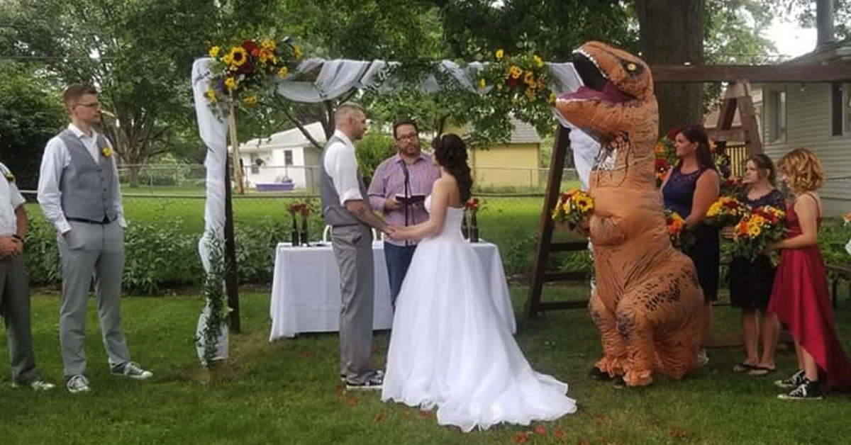 Ongekend Bruidsmeisje komt verkleed als T-rex opdagen op bruiloft van haar zus OK-26