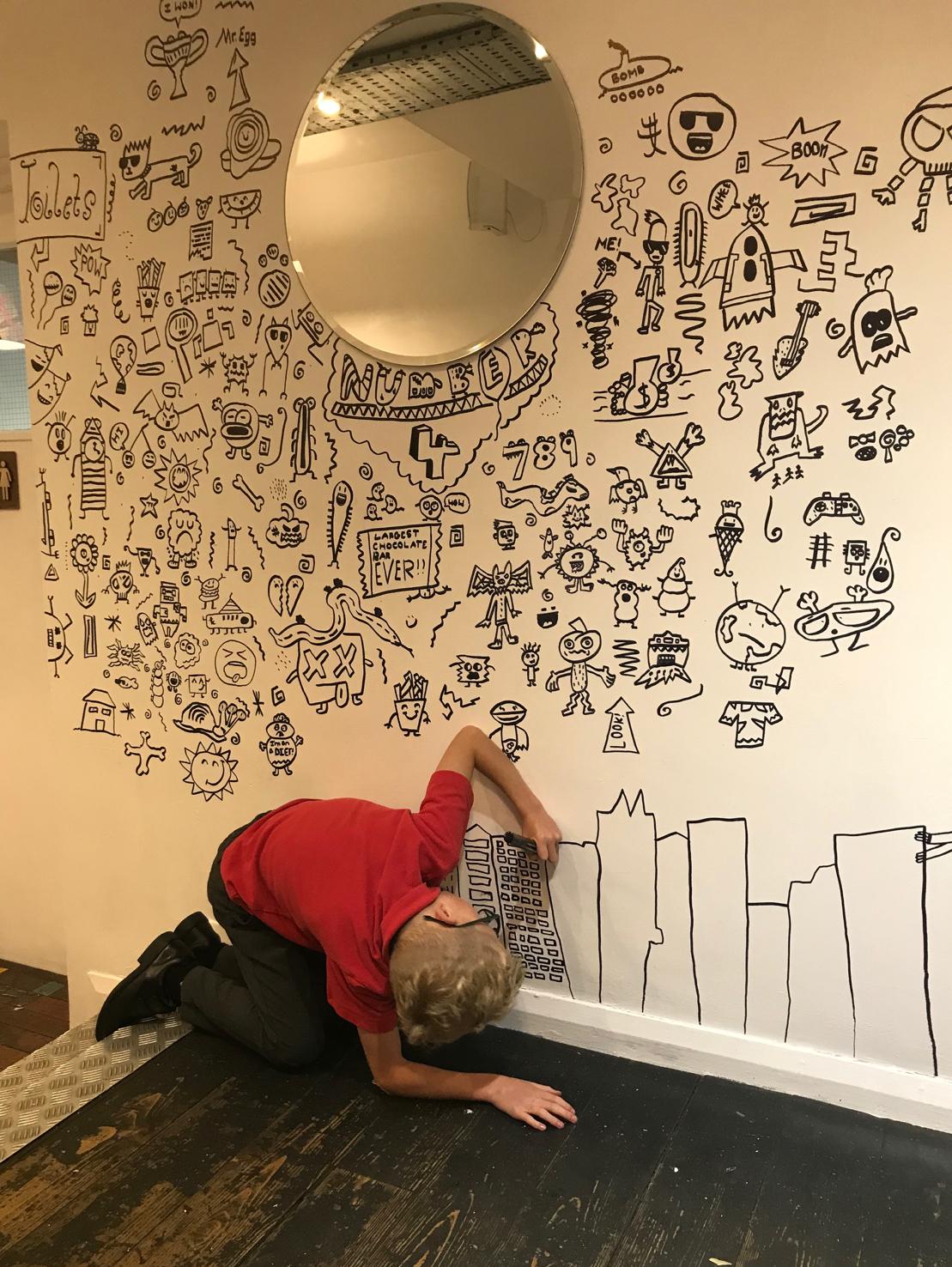 Мальчик разрисовал. Разрисованные стены. Рисунки на стену. Креативные рисунки на стене. Разрисованные стены в квартире.