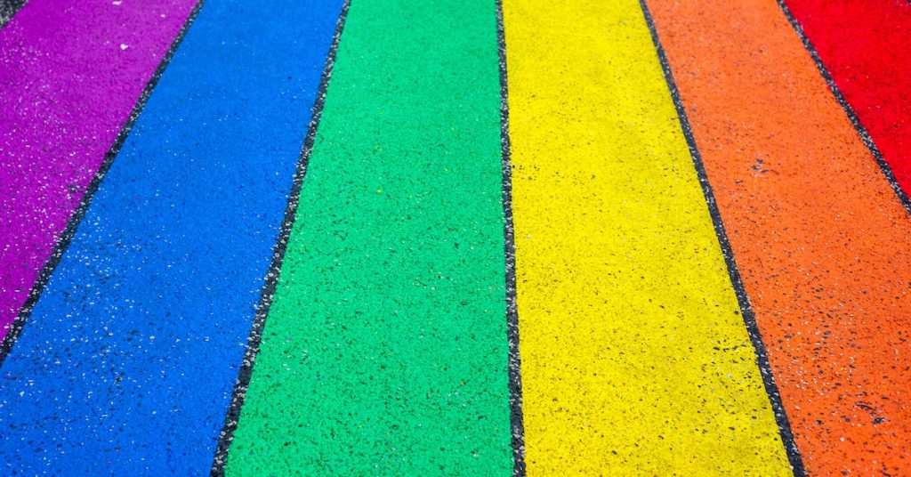 Dit is wat LHBTQI'ers nou eigenlijk van zo'n regenboogtram vinden