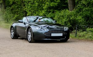 aston-martin-vantage-2930663_1280