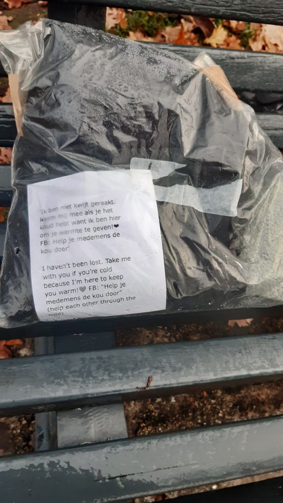 Niels vindt pakket op een bank