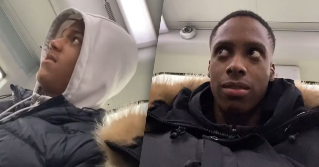 Jongens zitten sprakeloos in de bus door uiterlijk van passagier