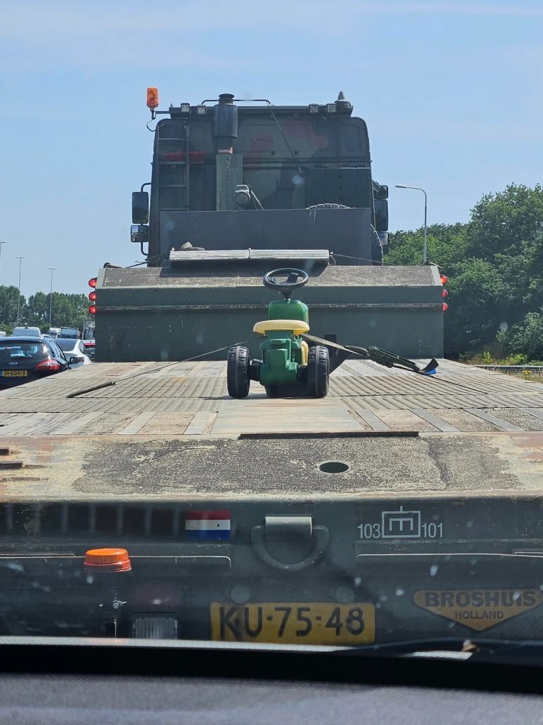 defensievoertuig aanhanger gek voertuig snelweg