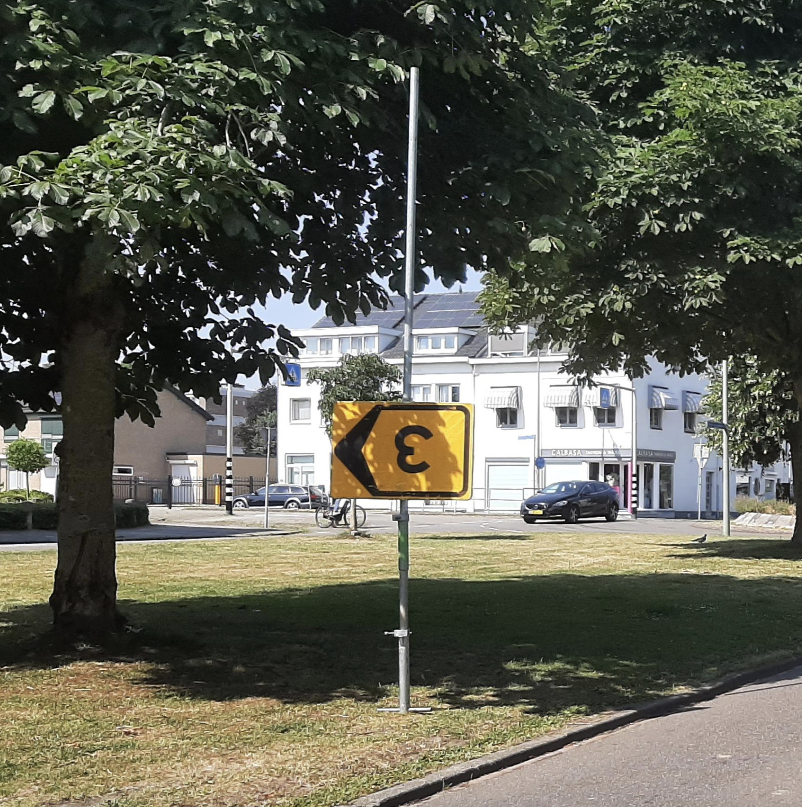 foto van omgekeerd bord met getal 3 erop