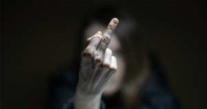 Uitlichting,. beledigen