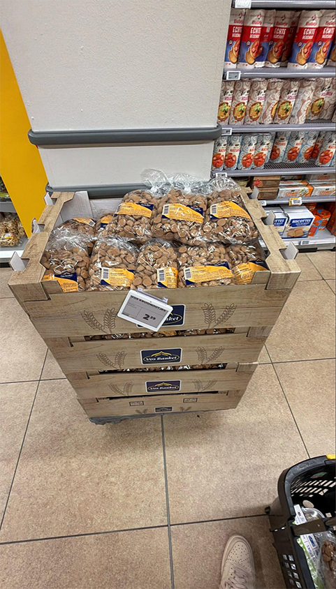 een schap met kruidnoten van juli