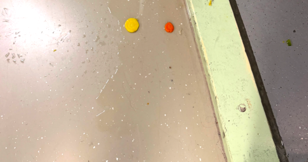 Verdachte laat op absurde wijze zien dat hij eten op politiebureau vies vindt